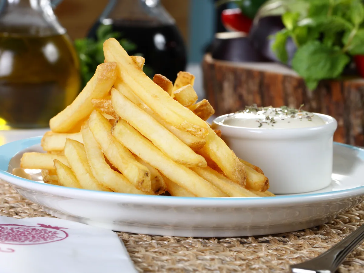 Frites maison et sauce — friterie